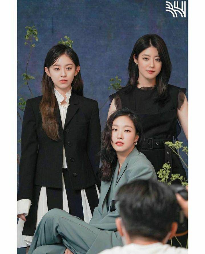Nam Ji Hyun, Kim Go Eun, dan Park Ji Hu saat pemotretan promosi Little Women (instagram.com/bhent_official)