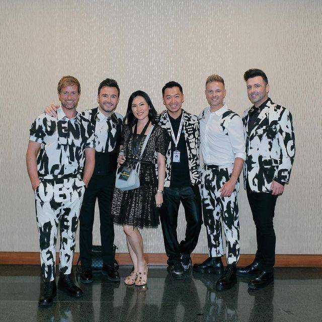 Koleksi Cynthia Tan yang dipakai oleh Westlife (instagram.com/cynthiatan__)