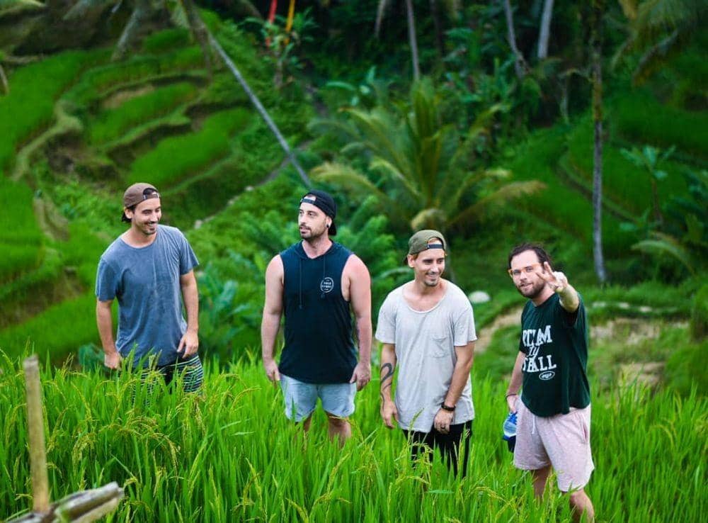 Potret Dave bersama para personel The Moffats di Bali (instagram.com/davemoffattmusic)