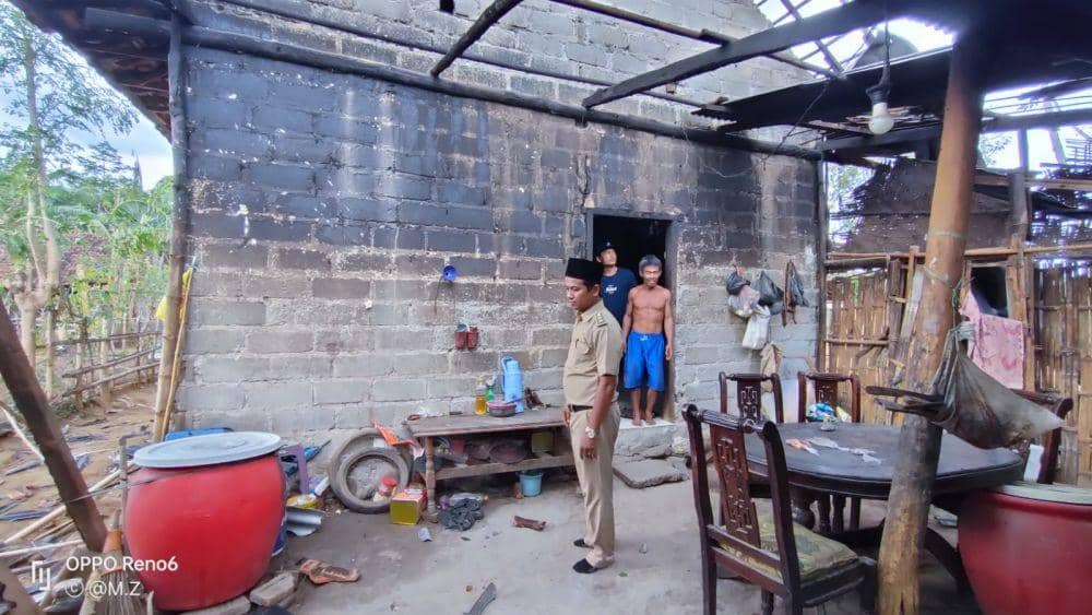 Separuh rumah warga terdampak angin puting beliung. (Pusdalops BPBD Banyuwangi)