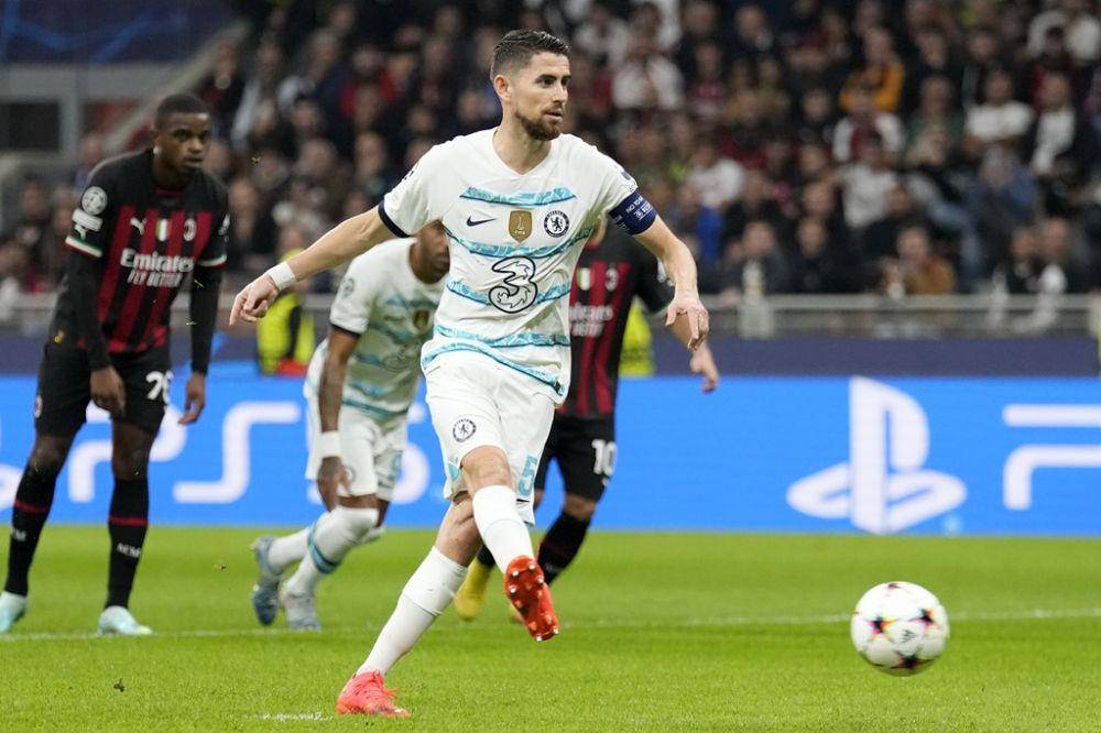 Jorginho mengeksekusi penalti saat Chelsea melawan AC Milan di matchday keempat Liga Champions 2022/2023 (skysports.com)