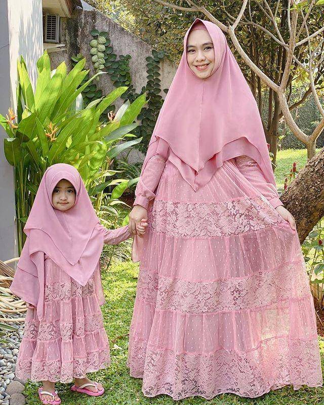 inspirasi kondangan syar'i warna pink (instagram.com/okisetianadewi)