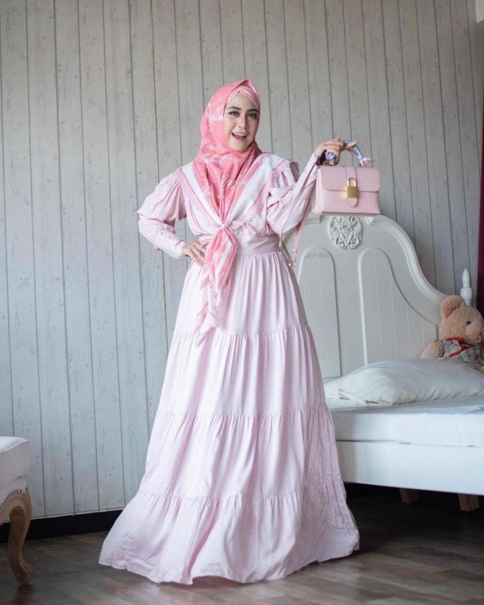 inspirasi kondangan syar'i warna pink (instagram.com/apriljasmine85)