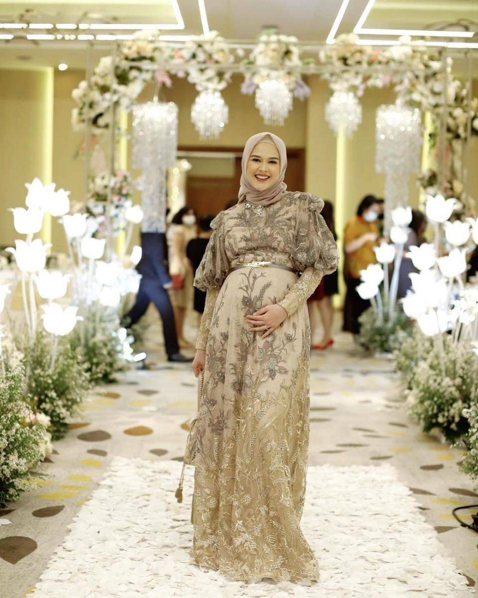 inspirasi baju kondangan untuk ibu hamil (instagram.com/cutratumeyriska)