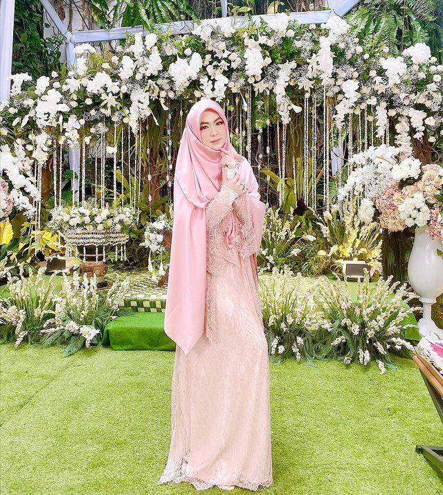 inspirasi kondangan syar'i warna pink (instagram.com/dr.shindyputri_)