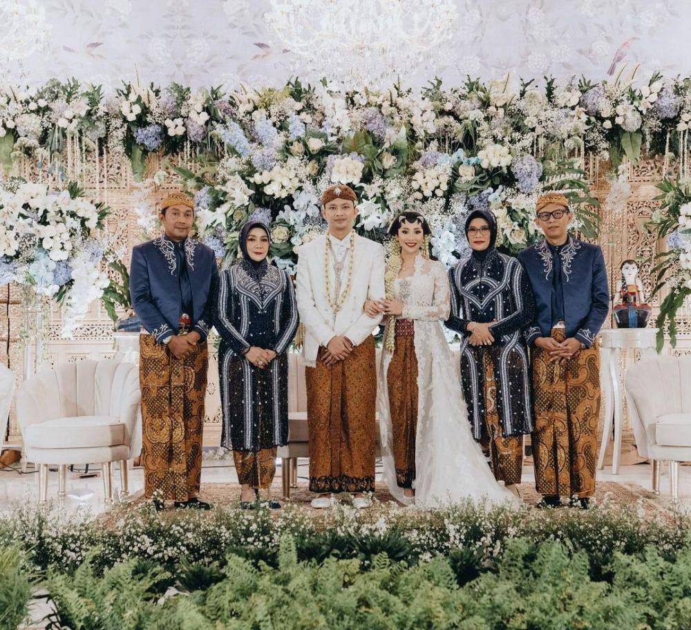 Kebaya orangtua. (instagram.com/yorafebrina)
