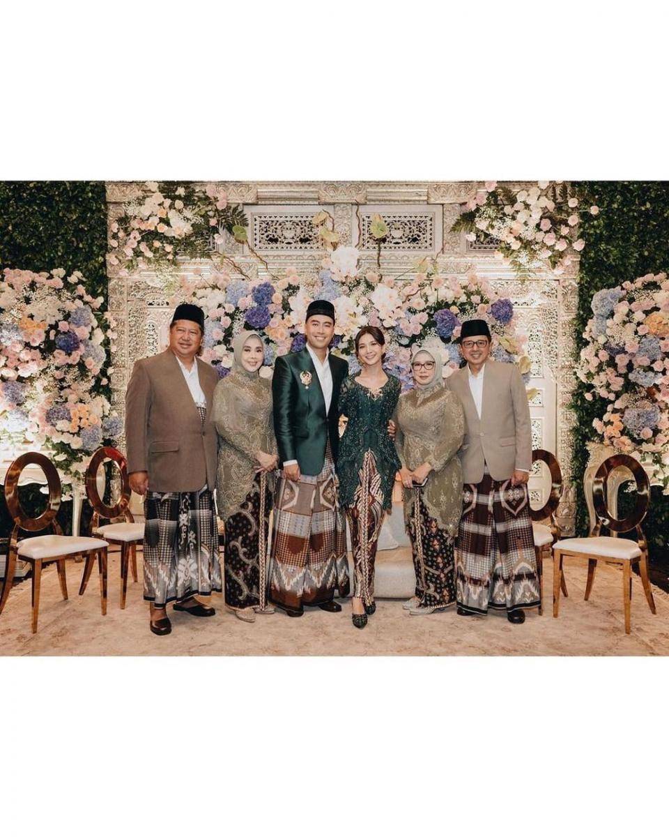 Kebaya orangtua. (instagram.com/ayungberinda)