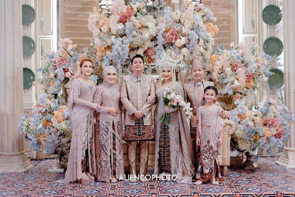 Kebaya orangtua. (instagram.com/ayutingting92)