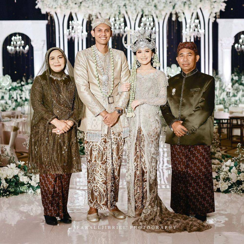 Kebaya orangtua. (instagram.com/ibnuwardani)