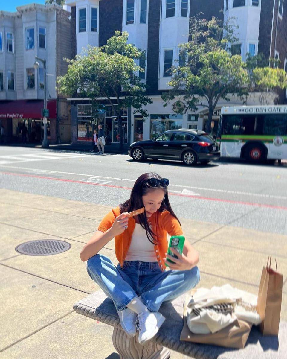 Krystal Jung (instagram.com/vousmevoyez)