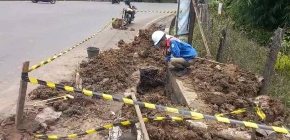 (Petugas saat tengah memperbaiki pipa gas alam yang bocor di Muara Enim) IDN Times/Istimewa