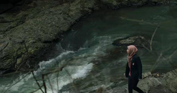 Nur menelusuri aliran sungai ( Dok. MD Pictures / KKN di Desa Penari: Luwih Dowo Luwih Medeni )