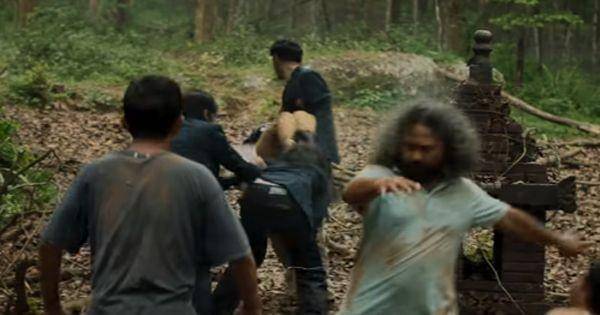 Beberapa warga kesurupan ( Dok. MD Pictures / KKN di Desa Penari: Luwih Dowo Luwih Medeni )