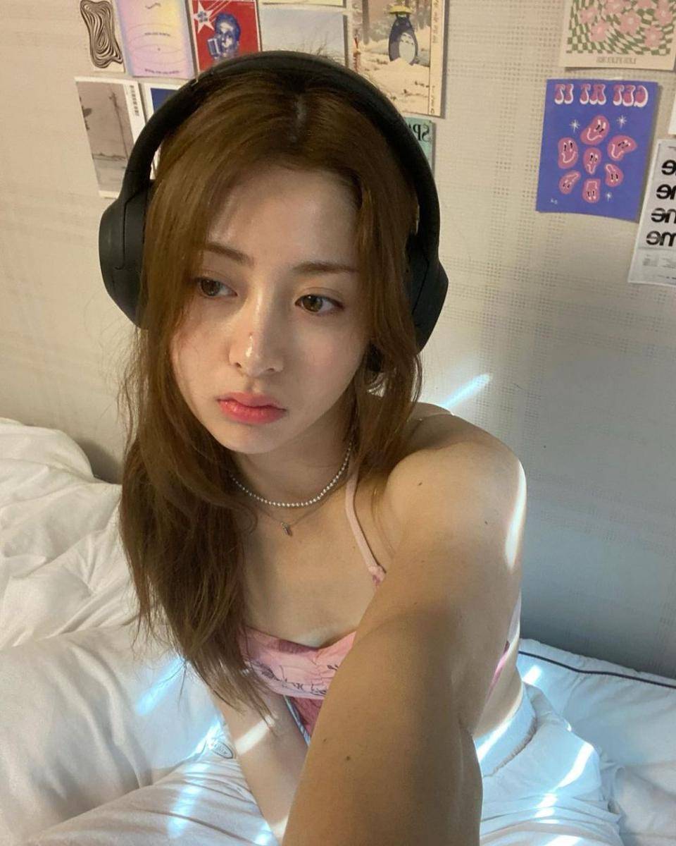 back camera selfie (Instagram.com/jenaissante)