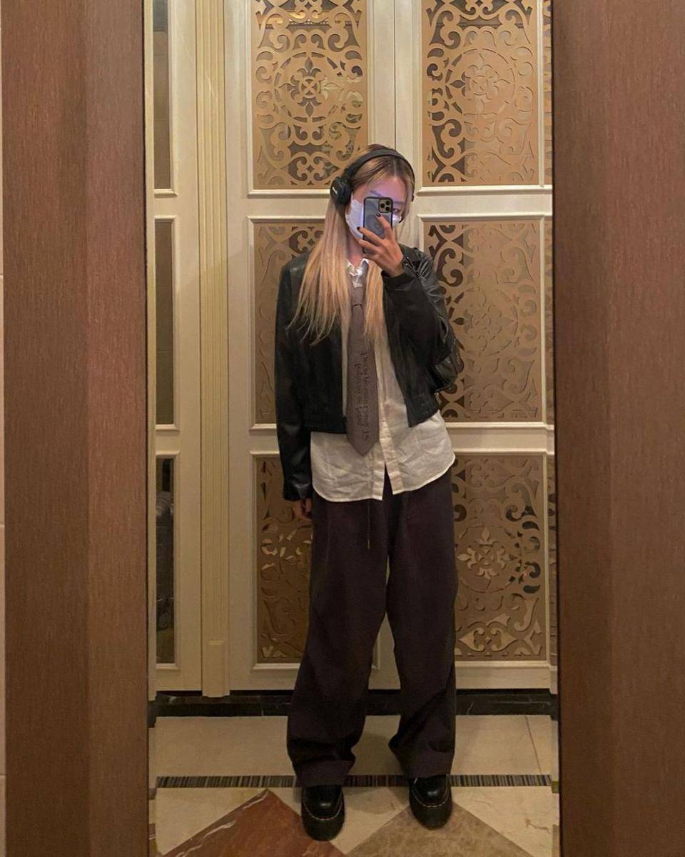 outfit mirror selfie (Instagram.com/b.illain_)
