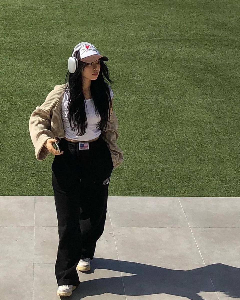 pose candid (Instagram.com/seon_uoo)
