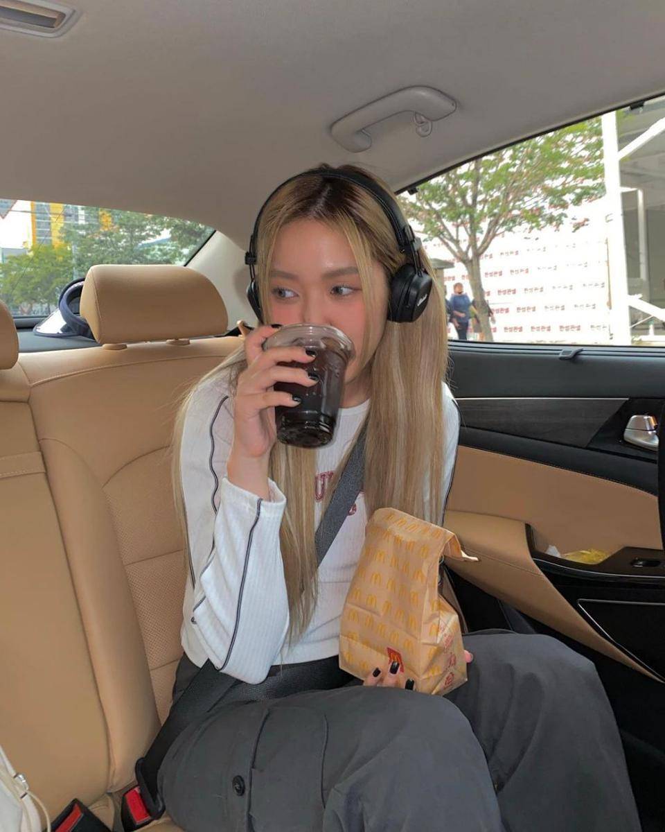 pose foto sambil minum (Instagram.com/b.illain_)