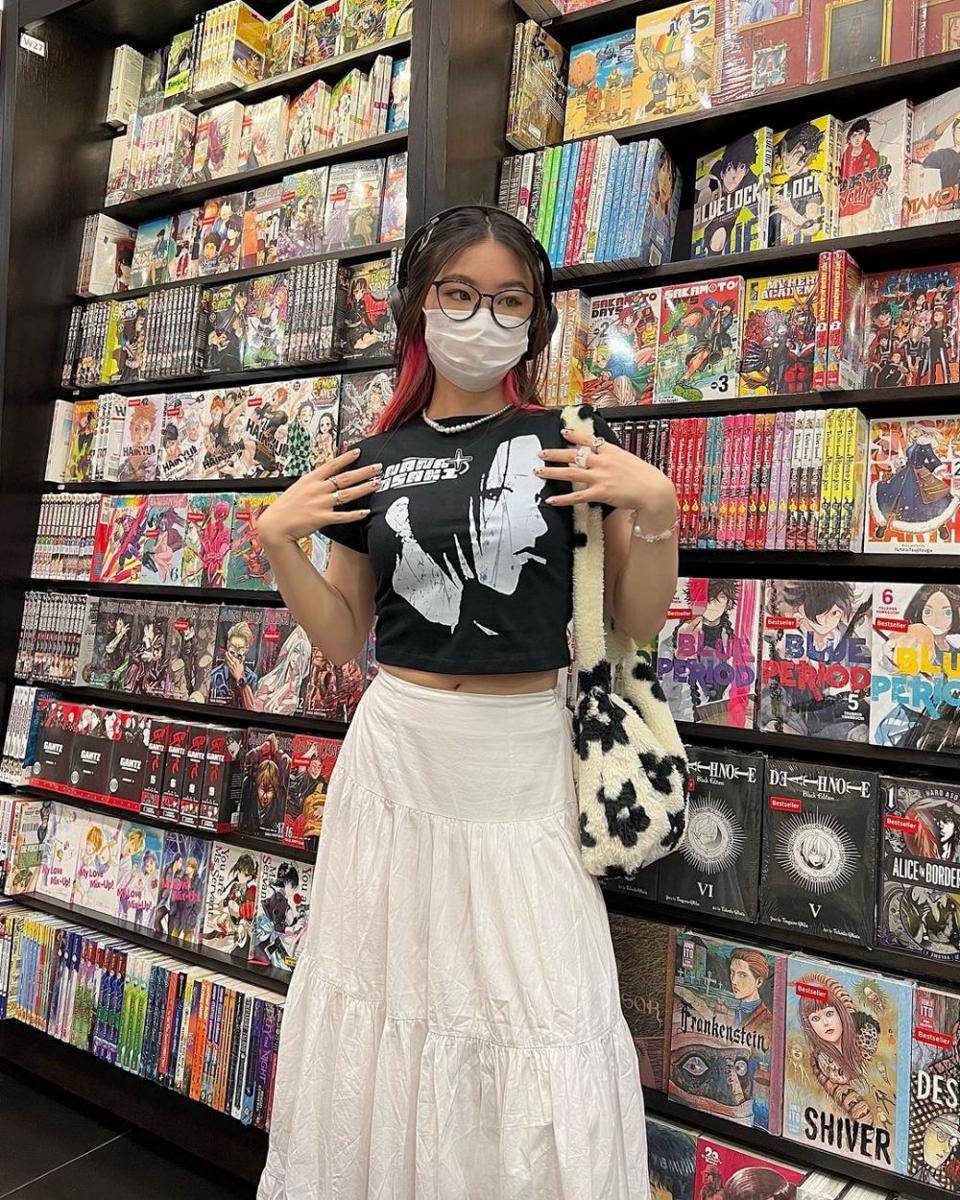pose ootd anti kaku (Instagram.com/mmivia)