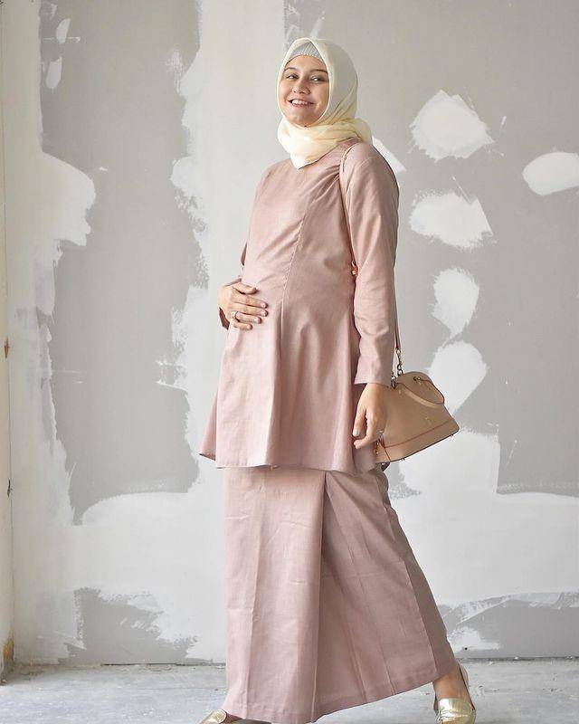 inspirasi baju kondangan untuk ibu hamil (instagram.com/zeezeeshahab)