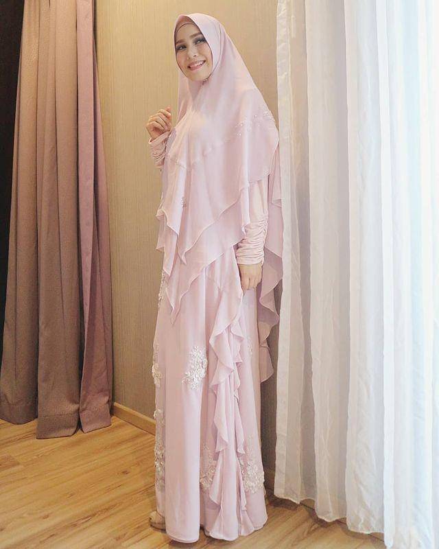 inspirasi kondangan syar'i warna pink (instagram.com/puputmelati)