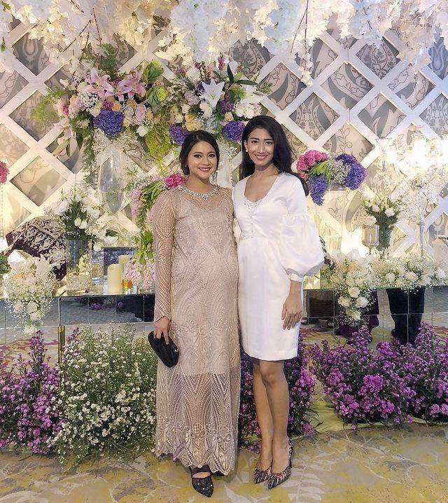inspirasi baju kondangan untuk ibu hamil (instagram.com/riniyulianti)