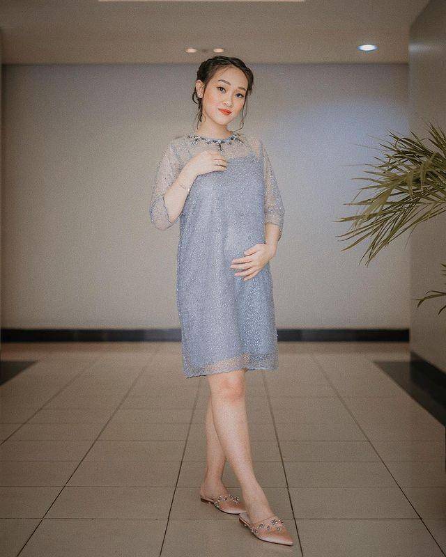 inspirasi baju kondangan untuk ibu hamil (@azzamphoto via instagram.com/fellyyoung21)