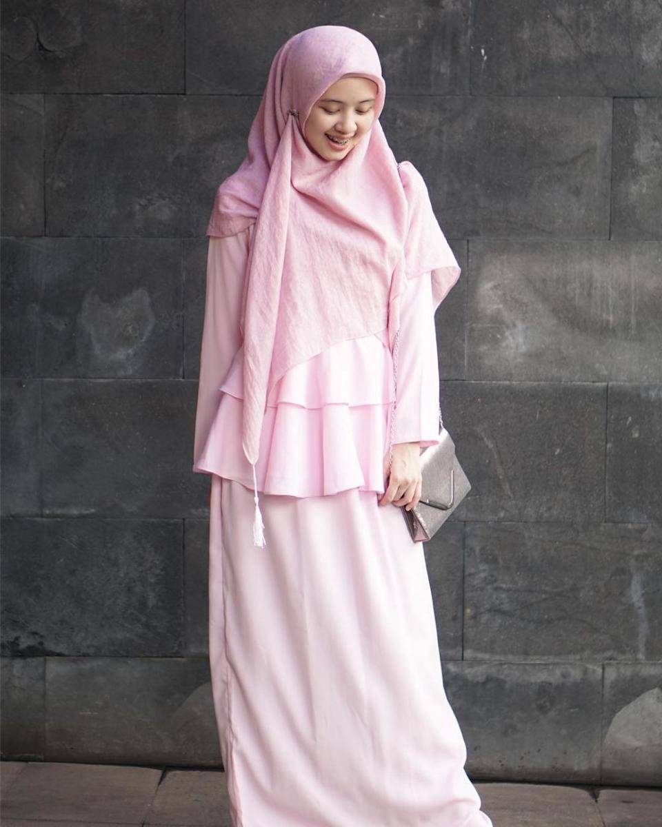 inspirasi kondangan syar'i warna pink (instagram.com/adindaamiraa)