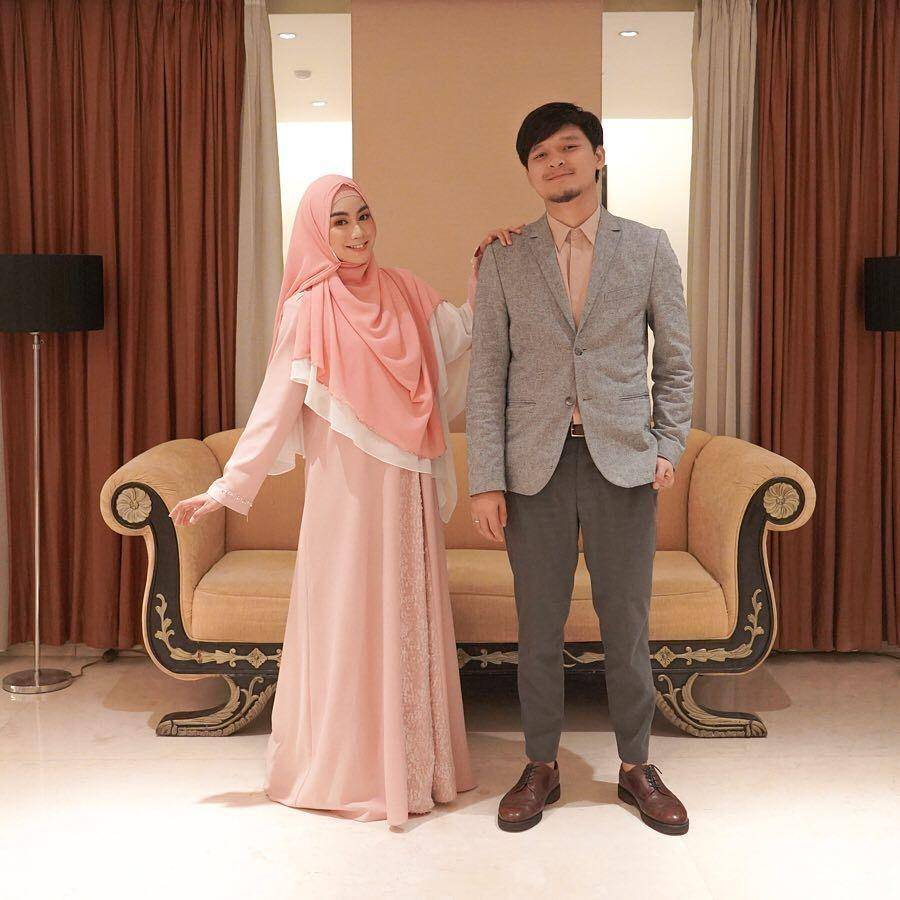 inspirasi kondangan syar'i warna pink (instagram.com/anisarahma_12)