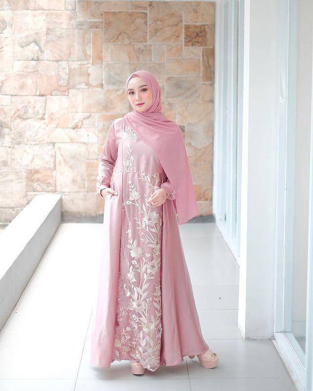 inspirasi kondangan syar'i warna pink (instagram.com/nurulhikmahfebriany)