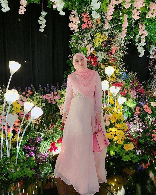 inspirasi kondangan syar'i warna pink (instagram.com/fairuzarafiq)