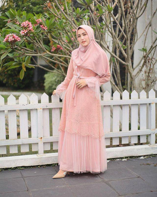 inspirasi kondangan syar'i warna pink (instagram.com/adeliapasha)