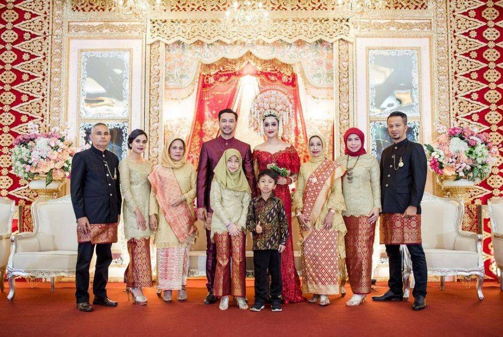 Kebaya orangtua. (instagram.com/intanaletrino)
