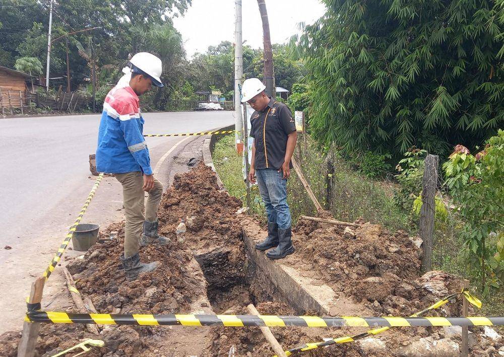 (Petugas saat tengah memperbaiki pipa gas alam yang bocor di Muara Enim) IDN Times/Istimewa