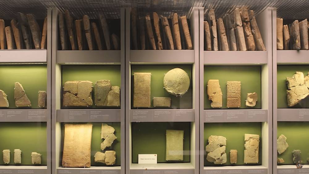 artefak tulisan pada Perpustakaan Ashurbanipal (youtube.com/HistorywithCy)