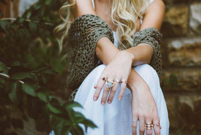 Ilustrasi cincin di jari kelingking kiri (unsplash.com/ Brooke Cagle)
