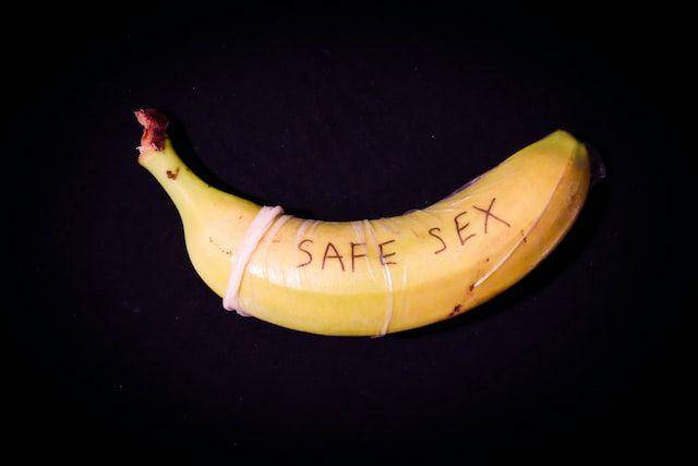 Ilustrasi banana safe sex (unsplash.com/Dainis Graveris)