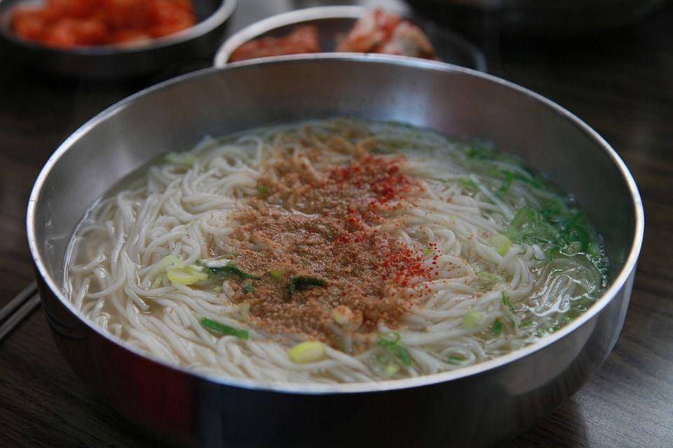 ilustrasi naengmyeon (pixabay.com/JeongHO Suh)
