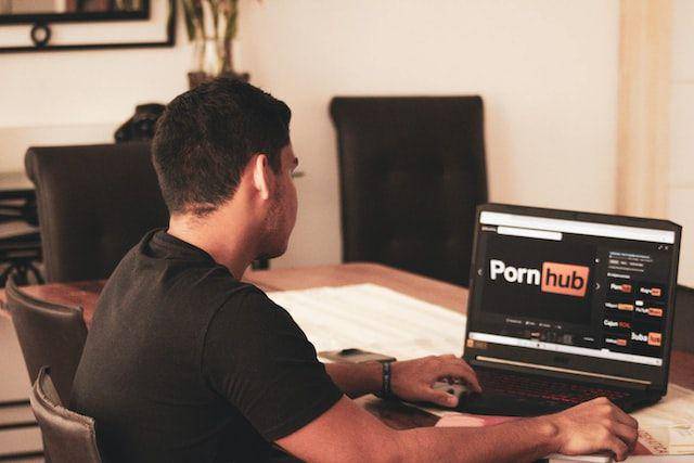 Ilustrasi pria menatap laptop (unsplash.com/franco alva)