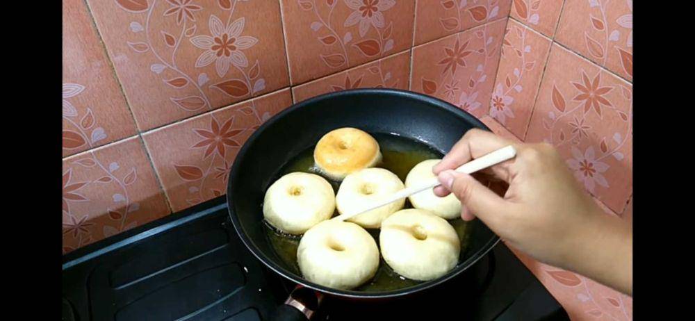ilustrasi menggoreng donat (youtube.com/CR COOK)