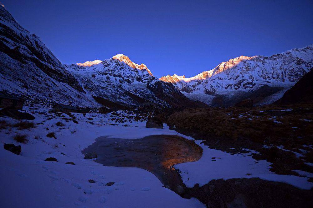 pemandangan fajar di Gunung Annapurna (Mohan K. Duwal, CC BY-SA 3.0, via Wikimedia Commons)