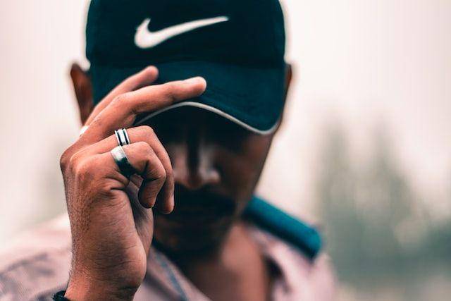 Ilustrasi cincin di jari kelingking kanan (unsplash.com/Hamza Ali)