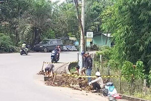 (Petugas saat tengah memperbaiki pipa gas alam yang bocor di Muara Enim) IDN Times/Istimewa