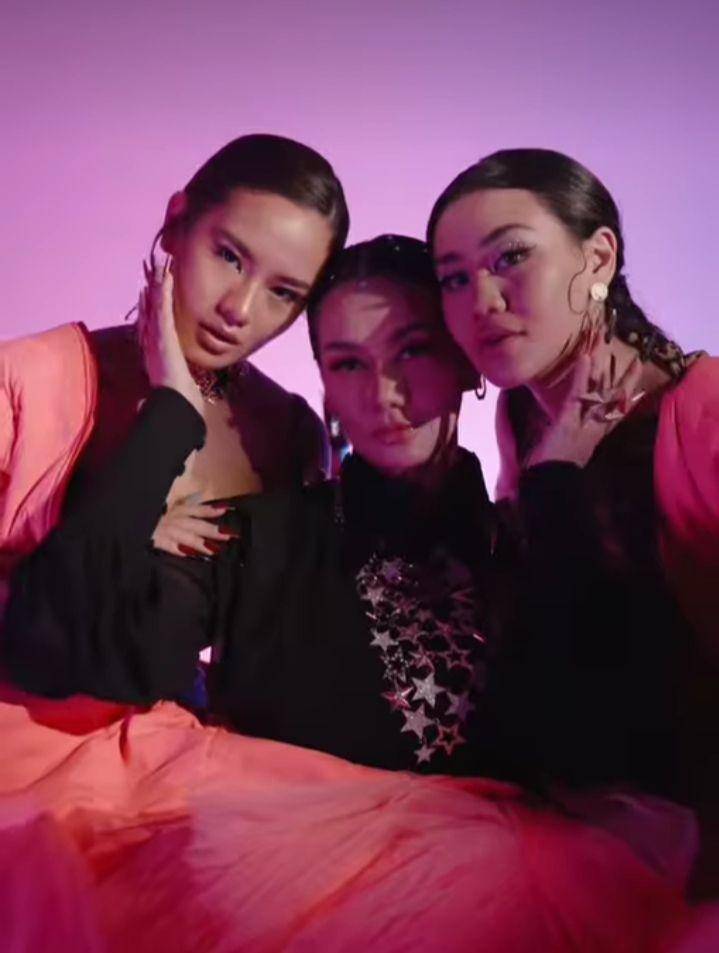 photoshoot Reza Artamevia dan kedua anak gadisnya (instagram.com/rezaartameviaofficial)