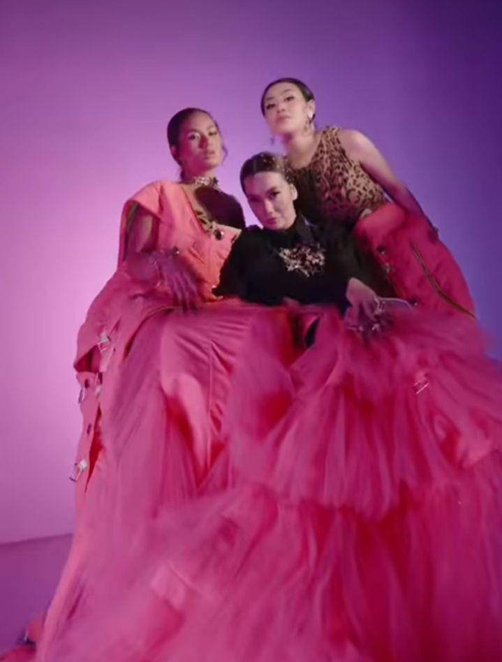 photoshoot Reza Artamevia dan kedua anak gadisnya (instagram.com/rezaartameviaofficial)