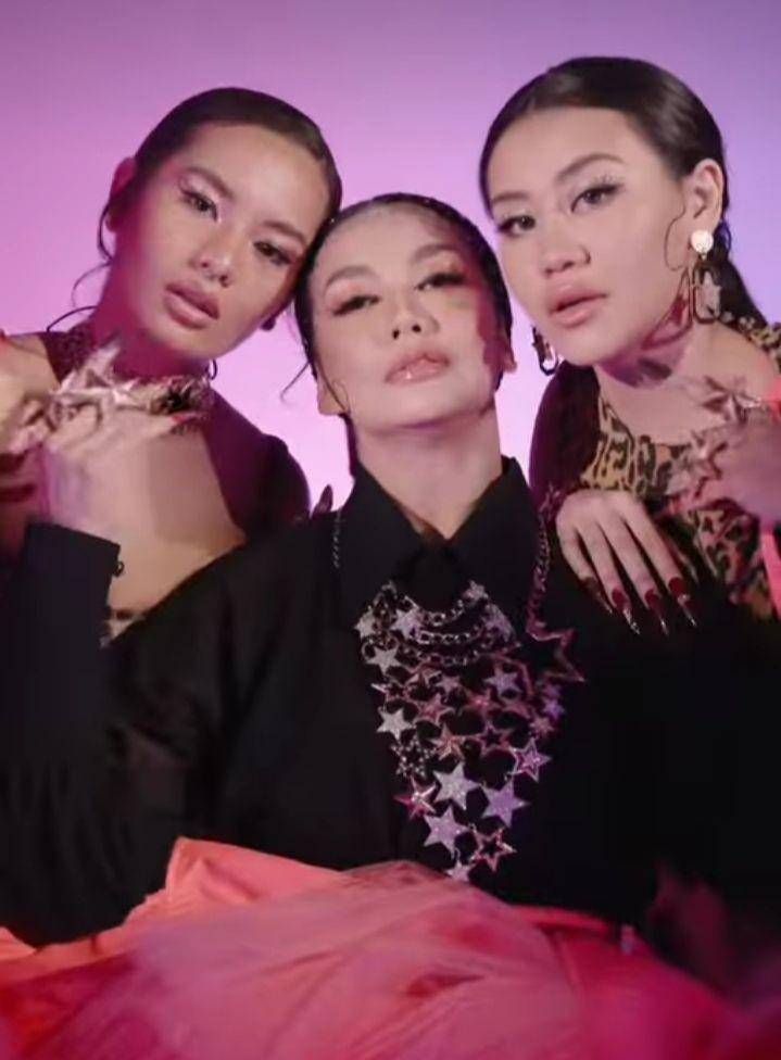 photoshoot Reza Artamevia dan kedua anak gadisnya (instagram.com/rezaartameviaofficial)