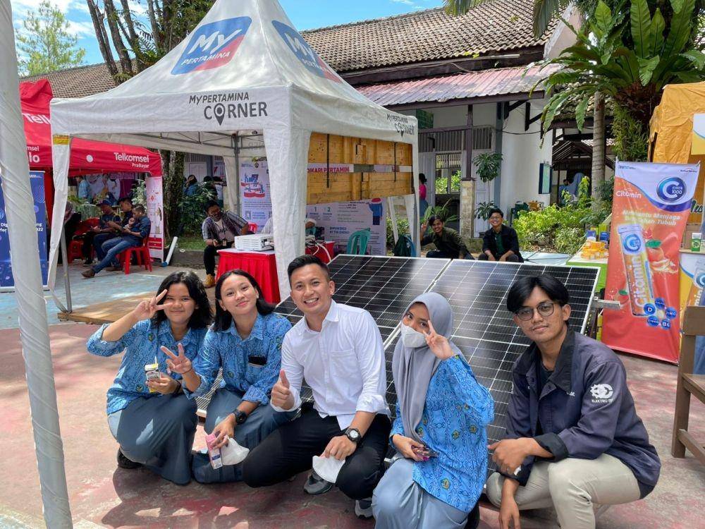 Pertamina menyampaikan edukasi mengenai transisi energi, sekaligus memberikan dukungan solar panel kepada SMAN 5 Balikpapan. (Dok. Pertamina)