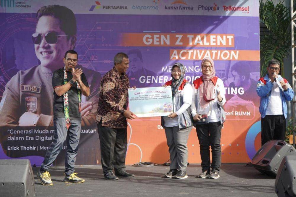 VP CSR & SMEPP Management Pertamina, Fajriyah Usman, saat memberikan bantuan secara langsung kepada Kepala SMAN 5 Balikpapan, H. Imam Seger Suja’i, dan disaksikan Stafsus III Kementerian BUMN, Arya Mahendra Sinulingga. (Dok. Pertamina)