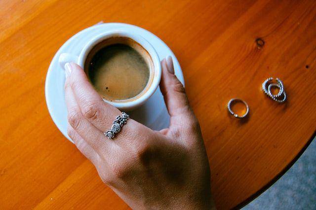 Ilustrasi cincin di jari telunjuk kanan (unsplash.com/Kyrillos kamal)