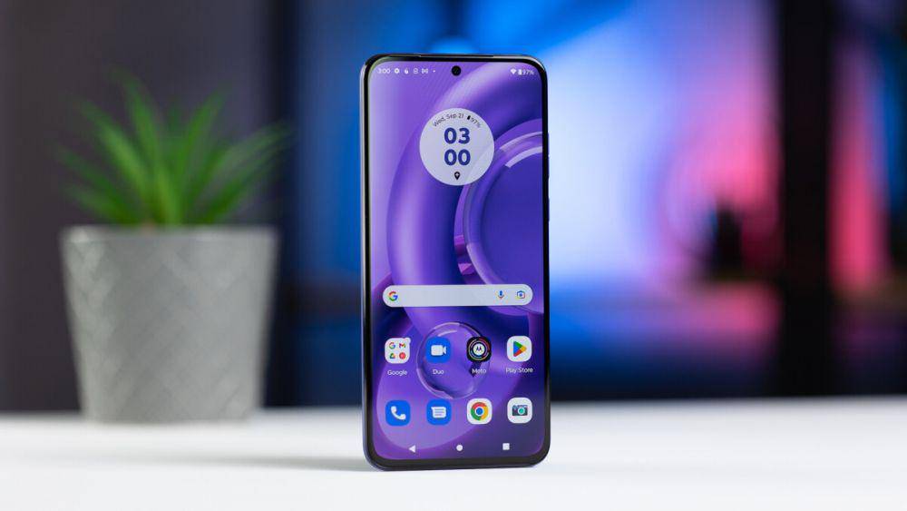 potret Motorola Edge 30 Neo (phonearena.com)
