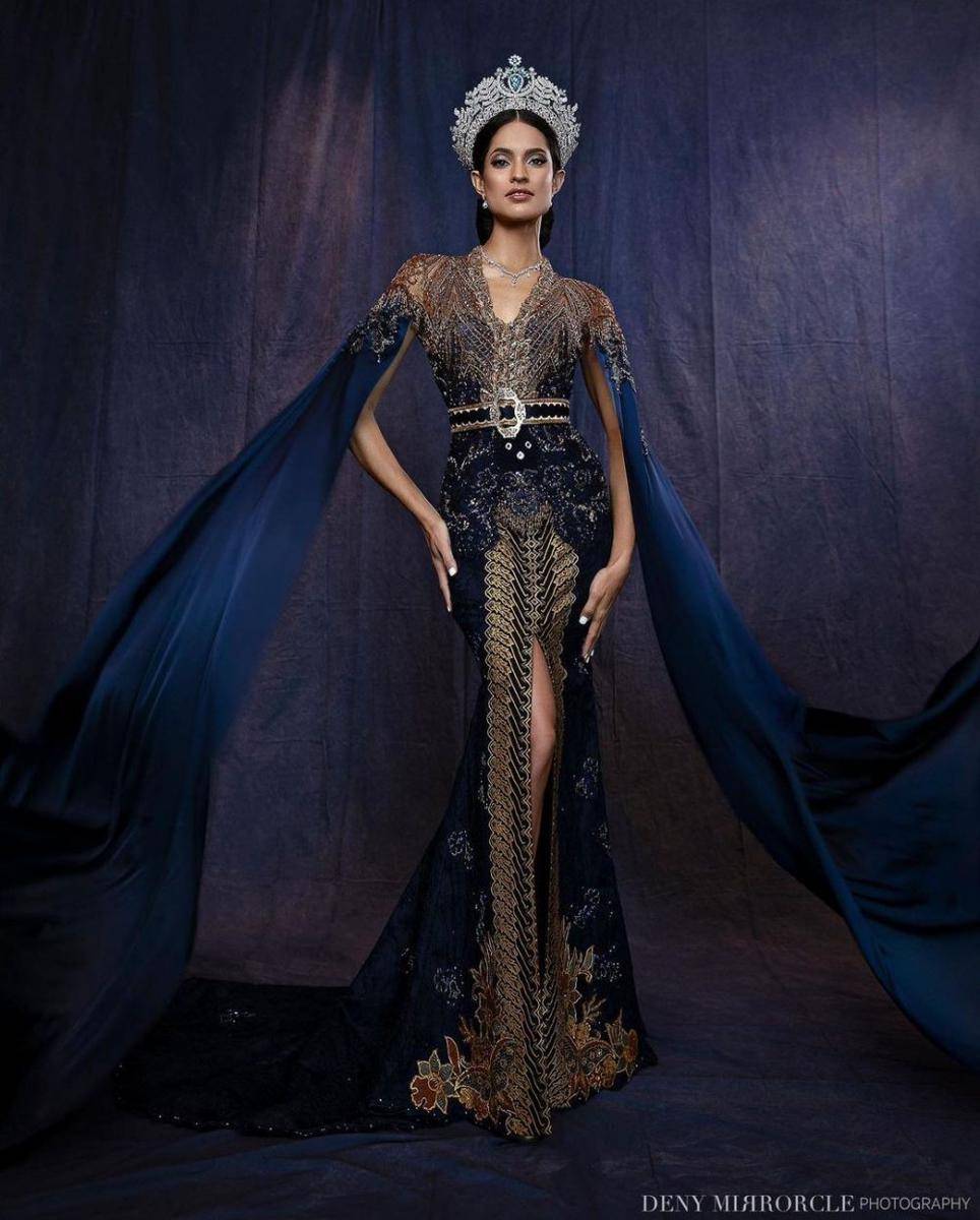 kebaya dengan lengan yang mewah (@denymirrorcle via instagram.com/officialputeriindonesia)